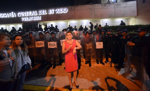 La diputada María Josefina Gamboa Torales recorrió las filas de policías que se hicieron para impedir su entrada, y dijo que lo mismo hubieran hecho en Coatzacoalcos, ya que no era posible tanta seguridad desperdiciada.  