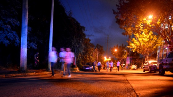 Alumnos de las escuelas cercanas a Arco Sur tuvieron que caminar a sus casas luego de que ambos carriles de dicha avenida fueron cerrados a la circulación por el conflicto en la Fiscalía, lo que generó disgusto entre los que utilizan esta vía para llegar a sus hogares. 