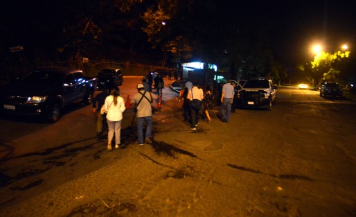 Alumnos de las escuelas cercanas a Arco Sur tuvieron que caminar a sus casas luego de que ambos carriles de dicha avenida fueron cerrados a la circulación por el conflicto en la Fiscalía, lo que generó disgusto entre los que utilizan esta vía para llegar a sus hogares. 