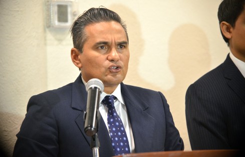 En conferencia de prensa en conocido hotel de Xalapa Jorge Winckler afirmó que él sigue siendo el fiscal general del Estado, pese a la determinación de cinco diputados del Congreso del Estado de suspenderlo de forma provisional de sus funciones.