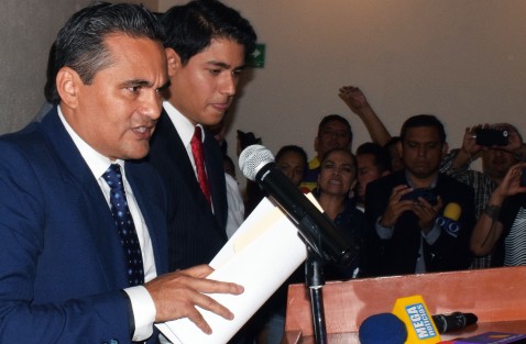 <em>Sigo siendo el fiscal General del Estado</em>, afirmó en conferencia de prensa Jorge Winckler Ortiz, al pronunciarse en contra de los hechos de la tarde del martes donde diputados locales lo destituyeron. No mencionó dónde estarán sus nuevas oficinas. 