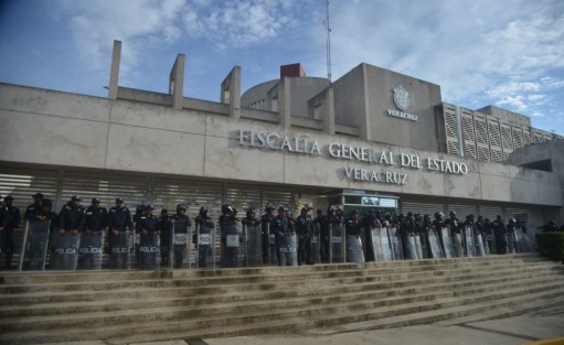 Bajo resguardo de elementos de Seguridad Pública, amaneció la Fiscalía General del Estado. Se normalizó el acceso a empleados con identificación y el paso vehicular.  