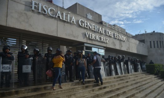 Bajo resguardo de elementos de Seguridad Pública, amaneció la Fiscalía General del Estado. Se normalizó el acceso a empleados con identificación y el paso vehicular.  