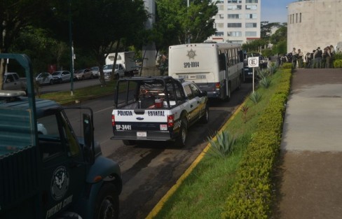 Bajo resguardo de elementos de Seguridad Pública, amaneció la Fiscalía General del Estado. Se normalizó el acceso a empleados con identificación y el paso vehicular.  