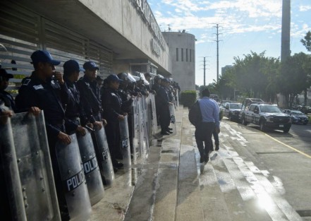Bajo resguardo de elementos de Seguridad Pública, amaneció la Fiscalía General del Estado. Se normalizó el acceso a empleados con identificación y el paso vehicular.  