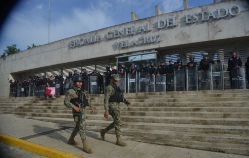 Bajo resguardo de elementos de Seguridad Pública, amaneció la Fiscalía General del Estado. Se normalizó el acceso a empleados con identificación y el paso vehicular.  