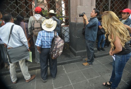 Después de mucho tiempo sintieron lo que sufren los ciudadanos de a pie al acudir alguna institución a pedir atención.  