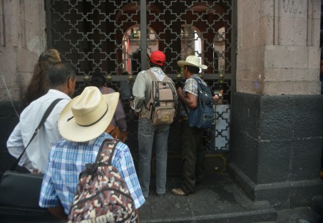 Después de mucho tiempo sintieron lo que sufren los ciudadanos de a pie al acudir alguna institución a pedir atención.  