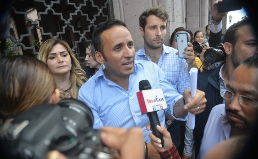 Diputados panistas de la LXV legislatura acudieron a Palacio de Gobierno para solicitar diálogo con el gobernador Cuitláhuac García Jiménez y pedir la reinstalación del ex procurador Jorge Winckler Ortiz. 