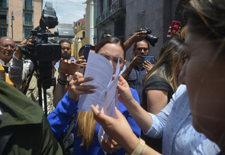 Diputados panistas de la LXV legislatura acudieron a Palacio de Gobierno para solicitar diálogo con el gobernador Cuitláhuac García Jiménez y pedir la reinstalación del ex procurador Jorge Winckler Ortiz. 