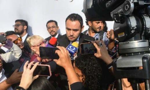  José Luis Lima Franco, titular de la Secretaría de Finanzas y Planeación (SEFIPLAN), reconoció que a nueve meses del gobierno de Cuitláhuac García Jiménez, funcionarios estatales continúan sin ajustarse el sueldo, derivado de retrasos en la aprobación de la Ley de Remuneraciones.