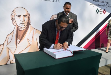  José Luis Lima Franco, titular de la Secretaría de Finanzas y Planeación (SEFIPLAN), reconoció que a nueve meses del gobierno de Cuitláhuac García Jiménez, funcionarios estatales continúan sin ajustarse el sueldo, derivado de retrasos en la aprobación de la Ley de Remuneraciones.