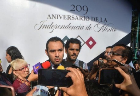  José Luis Lima Franco, titular de la Secretaría de Finanzas y Planeación (SEFIPLAN), reconoció que a nueve meses del gobierno de Cuitláhuac García Jiménez, funcionarios estatales continúan sin ajustarse el sueldo, derivado de retrasos en la aprobación de la Ley de Remuneraciones.