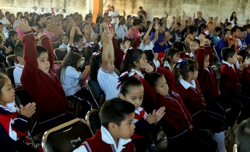 La entrega de desayunos escolares fríos en el municipio de Teocelo beneficia a 791 niñas y niños de 13 escuelas en este municipio. 