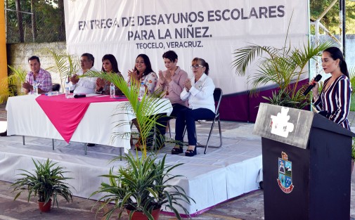 Mara Chama Villa, presidenta del DIF Teocelo, agradeció al gobernador del estado de Veracruz, Cuitláhuac García, y a la directora del DIF Estatal, Verónica Aguilera Tapia, por su respaldo y confianza, y duplicar los beneficios para la gente de Teocelo.  