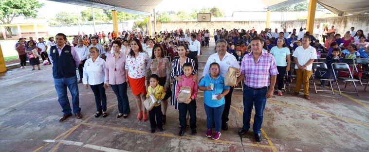 Mara Chama Villa, presidenta del DIF Teocelo, agradeció al gobernador del estado de Veracruz, Cuitláhuac García, y a la directora del DIF Estatal, Verónica Aguilera Tapia, por su respaldo y confianza, y duplicar los beneficios para la gente de Teocelo.  