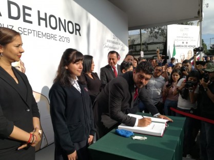 El Secretario de Educación, Zenyazen Escobar, dijo que a ningún maestro se le adeudan quincenas, y que los adeudos que hay son pagos de administraciones pasadas. 