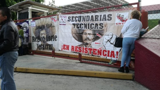 Afiliados al Movimiento Magisterial Popular Veracruzano bloquearon la entrada a las oficinas de la SEV, en solidaridad con sus compañeros del estado de Chiapas, en donde dicen el Gobernador Rutilio Escandón está reprimiendo a maestros y estudiantes.  