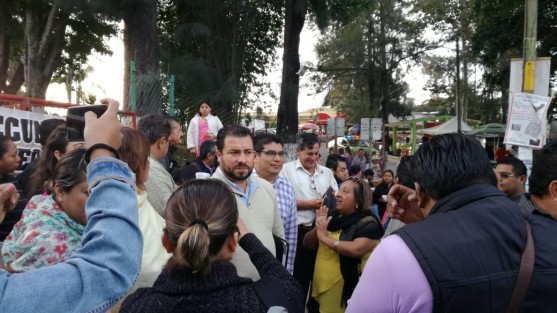 Afiliados al Movimiento Magisterial Popular Veracruzano bloquearon la entrada a las oficinas de la SEV, en solidaridad con sus compañeros del estado de Chiapas, en donde dicen el Gobernador Rutilio Escandón está reprimiendo a maestros y estudiantes.  