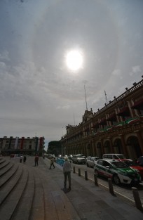 Así se vio el halo solar esta mañana en el centro de la ciudad de Xalapa. 