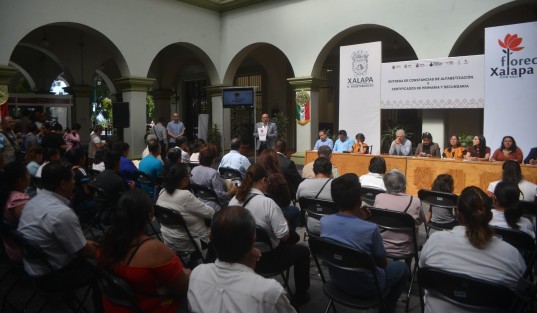 Autoridades del ayuntamiento de Xalapa, en compañía de personal del IVEA, entregaron certificados de primaria a personas adultas, quienes concluyeron satisfactoriamente sus estudios.