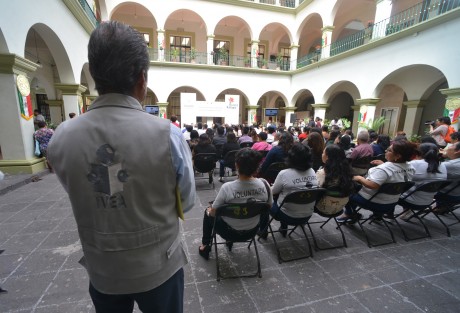 Autoridades del ayuntamiento de Xalapa, en compañía de personal del IVEA, entregaron certificados de primaria a personas adultas, quienes concluyeron satisfactoriamente sus estudios.