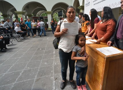Autoridades del ayuntamiento de Xalapa, en compañía de personal del IVEA, entregaron certificados de primaria a personas adultas, quienes concluyeron satisfactoriamente sus estudios.
