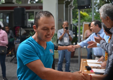 Autoridades del ayuntamiento de Xalapa, en compañía de personal del IVEA, entregaron certificados de primaria a personas adultas, quienes concluyeron satisfactoriamente sus estudios.