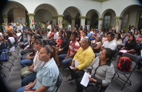 Autoridades del ayuntamiento de Xalapa en compañía de personal del IVEA entregaron certificados de primaria a personal adultas quienes concluyeron satisfactoriamente sus estudios. 