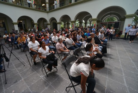 Autoridades del ayuntamiento de Xalapa en compañía de personal del IVEA entregaron certificados de primaria a personal adultas quienes concluyeron satisfactoriamente sus estudios. 