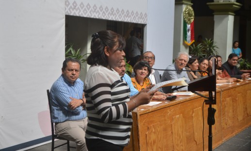 Autoridades del ayuntamiento de Xalapa en compañía de personal del IVEA entregaron certificados de primaria a personal adultas quienes concluyeron satisfactoriamente sus estudios. 