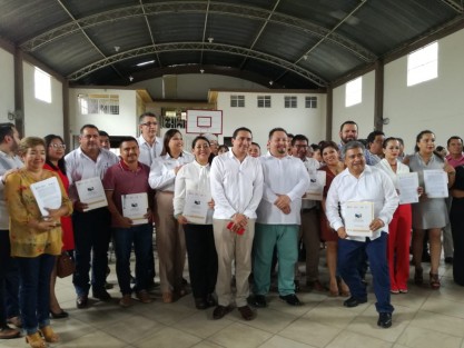 En representación del Secretario de Educación de Veracruz, Zenyazen Escobar García, Adrián Mota Montoya, Coordinador de las Delegaciones Educativas de la Secretaría de Educación de Veracruz, acompañado de alcaldes de diferentes municipios, se firmó el convenio de <em>Escuela Garantizadas, Escrituras Garantes</em>, estando presente el presidente municipal de Teocelo, Mario Antonio Chama Díaz, y la síndica de ese mismo municipio, Zayra Martínez Andrade. 
