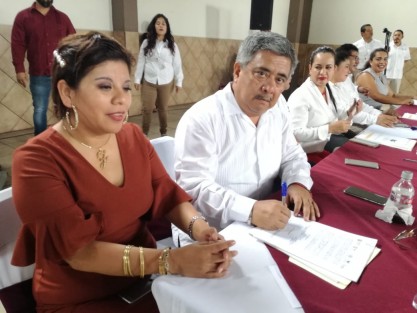 En representación del Secretario de Educación de Veracruz, Zenyazen Escobar García, Adrián Mota Montoya, Coordinador de las Delegaciones Educativas de la Secretaría de Educación de Veracruz, acompañado de alcaldes de diferentes municipios, se firmó el convenio de <em>Escuela Garantizadas, Escrituras Garantes</em>, estando presente el presidente municipal de Teocelo, Mario Antonio Chama Díaz, y la síndica de ese mismo municipio, Zayra Martínez Andrade. 