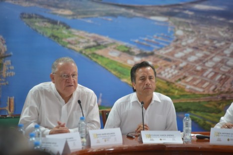 Con el propósito de afianzar el Programa para el Desarrollo del Istmo, el gobernador Cuitláhuac García Jiménez y el director general del Corredor Multimodal Interoceánico, Rafael Marín Mollinedo, presentaron el proyecto a las autoridades de los municipios veracruzanos en la zona de influencia.  