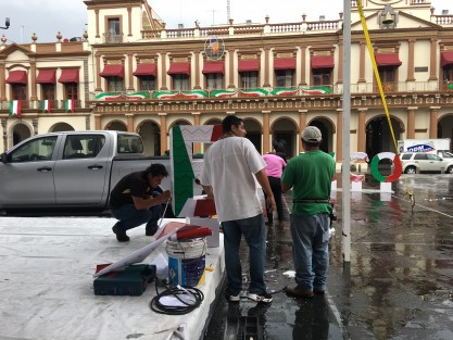 Pero que no lo engañen  a través de redes sociales, en realidad todo se trató de que empleados Acción Social de Gobierno del Estado, le estaban dando mantenimiento al letrero patrio, para que resista lluvias y ratones. 