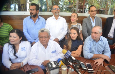 Diputados panistas locales y el senador Julen Rementería acompañaron a Guzmán Avilés en su conferencia de prensa y lo felicitaron por esta victoria.  
