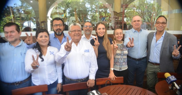 Diputados panistas locales y el senador Julen Rementería acompañaron a Guzmán Avilés en su conferencia de prensa y lo felicitaron por esta victoria.  
