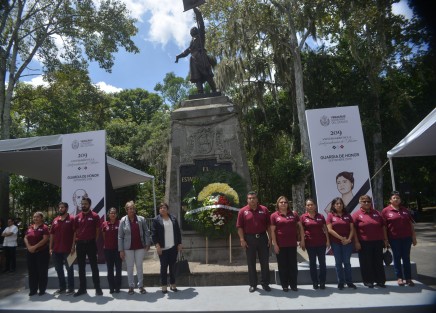 Personal del IVEA  presente en la guardia de honor al Padre Patria.  