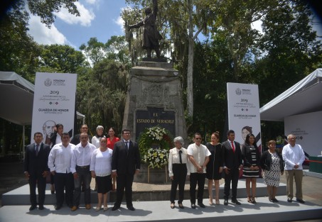Alcaldes de Yecuatla, Colipa, Tenochtitlan y Tlapacoyan montaron guardia de honor en monumento a Miguel Hidalgo.  