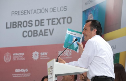 Posteriormente, en el plantel 25 del COBAEV presentó los libros de texto que, después de 30 años y por primera vez, son creaciones del mismo subsistema y en cuya elaboración participaron 17 docentes, 20 correctores y alumnos que diseñaron las portadas. De esta forma, se contribuye a la economía familiar, pues tienen un costo de 400 pesos, cuatro veces menor a los anteriores. 