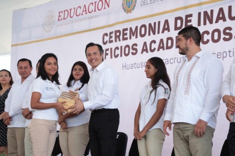 Con una inversión estatal superior a los 15 millones de pesos, el gobernador Cuitláhuac García Jiménez inauguró los edificios H y G del Instituto Tecnológico Superior de Huatusco, que en breve estarán al servicio de la comunidad educativa.