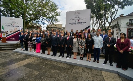Diputados de la LXV Legislatura y empleados del Congreso del Estado rindieron guardia de honor ante el monumento a Miguel Hidalgo. José Manuel Pozos Castro, presidente de la mesa directiva y Juan Javier Gómez Cazarín, presidente de la Junta de Coordinación Política, encabezaron la guardia. 