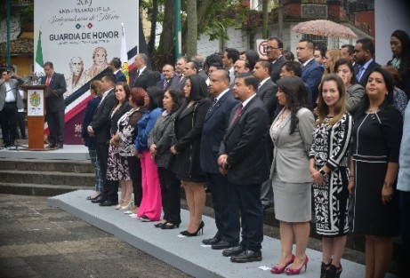 Diputados de la LXV Legislatura y empleados del Congreso del Estado rindieron guardia de honor ante el monumento a Miguel Hidalgo. José Manuel Pozos Castro, presidente de la mesa directiva y Juan Javier Gómez Cazarín, presidente de la Junta de Coordinación Política, encabezaron la guardia. 