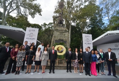 Diputados de la LXV Legislatura y empleados del Congreso del Estado rindieron guardia de honor ante el monumento a Miguel Hidalgo. José Manuel Pozos Castro, presidente de la mesa directiva y Juan Javier Gómez Cazarín, presidente de la Junta de Coordinación Política, encabezaron la guardia. 