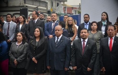 Diputados de la LXV Legislatura y empleados del Congreso del Estado rindieron guardia de honor ante el monumento a Miguel Hidalgo. José Manuel Pozos Castro, presidente de la mesa directiva y Juan Javier Gómez Cazarín, presidente de la Junta de Coordinación Política, encabezaron la guardia. 