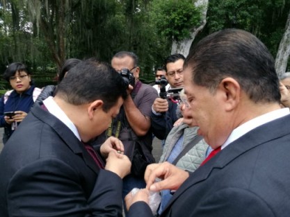 Diputados de la LXV Legislatura y empleados del Congreso del Estado rindieron guardia de honor ante el monumento a Miguel Hidalgo. José Manuel Pozos Castro, presidente de la mesa directiva y Juan Javier Gómez Cazarín, presidente de la Junta de Coordinación Política, encabezaron la guardia. 