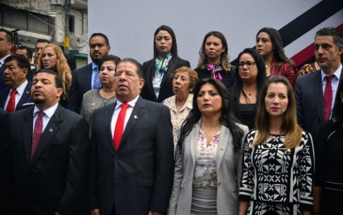 Diputados de la LXV Legislatura y empleados del Congreso del Estado rindieron guardia de honor ante el monumento a Miguel Hidalgo. José Manuel Pozos Castro, presidente de la mesa directiva y Juan Javier Gómez Cazarín, presidente de la Junta de Coordinación Política, encabezaron la guardia. 