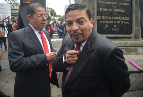 Diputados de la LXV Legislatura y empleados del Congreso del Estado rindieron guardia de honor ante el monumento a Miguel Hidalgo. José Manuel Pozos Castro, presidente de la mesa directiva y Juan Javier Gómez Cazarín, presidente de la Junta de Coordinación Política, encabezaron la guardia. 