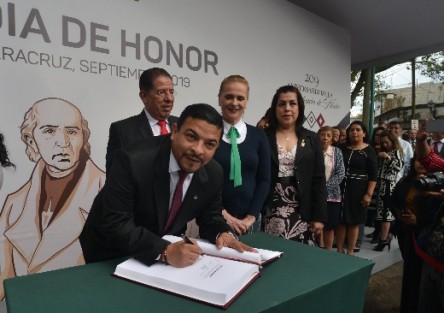 Diputados de la LXV Legislatura y empleados del Congreso del Estado rindieron guardia de honor ante el monumento a Miguel Hidalgo. José Manuel Pozos Castro, presidente de la mesa directiva y Juan Javier Gómez Cazarín, presidente de la Junta de Coordinación Política, encabezaron la guardia. 