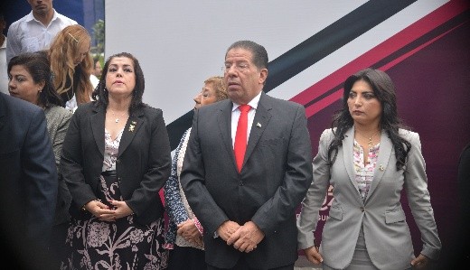 Diputados de la LXV Legislatura y empleados del Congreso del Estado rindieron guardia de honor ante el monumento a Miguel Hidalgo. José Manuel Pozos Castro, presidente de la mesa directiva y Juan Javier Gómez Cazarín, presidente de la Junta de Coordinación Política, encabezaron la guardia. 